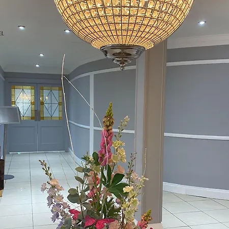 Court فندق كيلارني